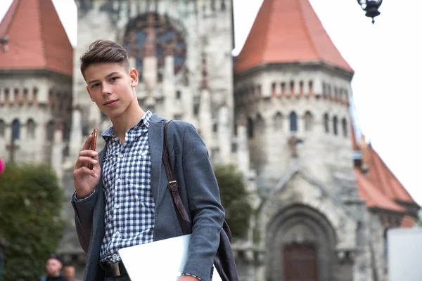 Retrato Jovem Que Está Contra Fundo Velho Gótico Construir Livre — Fotografia de Stock