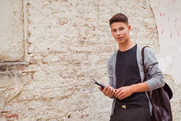 Retrato Del Joven Sonriente Que Está Parado Aire Libre Cerca — Foto de Stock