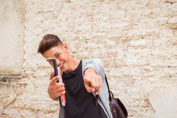 Retrato Del Joven Sonriente Que Está Parado Aire Libre Cerca — Foto de Stock