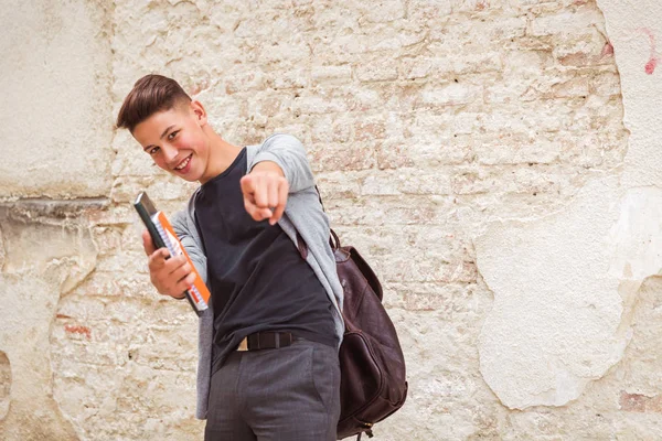 Retrato Del Joven Sonriente Que Está Parado Aire Libre Cerca — Foto de Stock