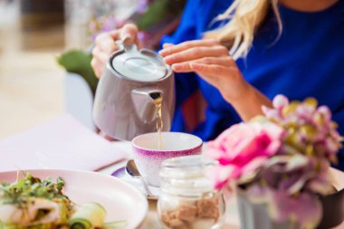 Bir bardağa su ısıtıcısı üzerinden dökme çay Close-up