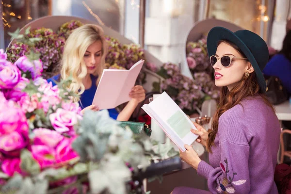 Duas Mulheres Bonitas Elegantes Sentadas Mesa Café Livre Lendo Menu — Fotografia de Stock