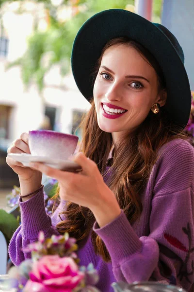 Retrato Jovem Elegante Sorridente Que Está Sentada Restaurante Livre Bebendo — Fotografia de Stock