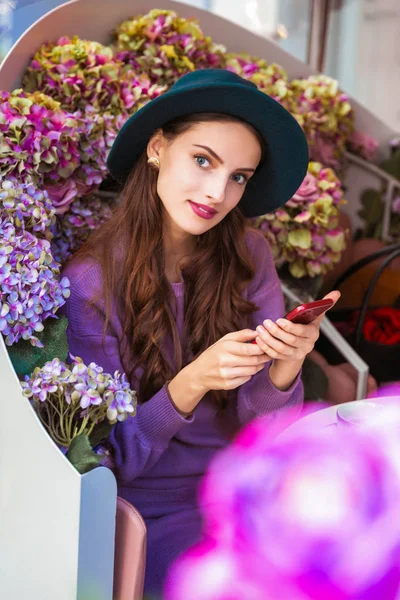 Portrait Belle Jeune Femme Qui Est Assise Dans Restaurant Plein — Photo