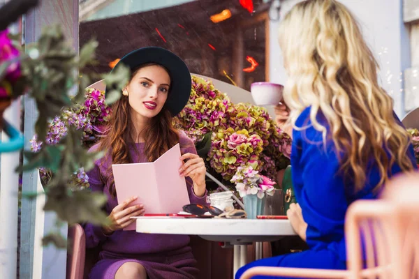 Due Giovani Donne Eleganti Sedute Nel Ristorante All Aperto Una — Foto Stock