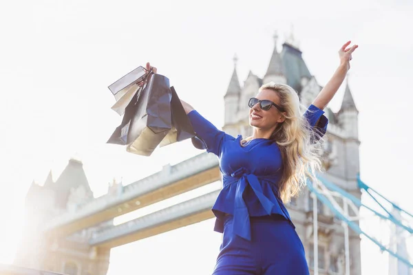 Porträt Der Fröhlichen Schönen Jungen Blonden Frau Mit Sonnenbrille Die — Stockfoto