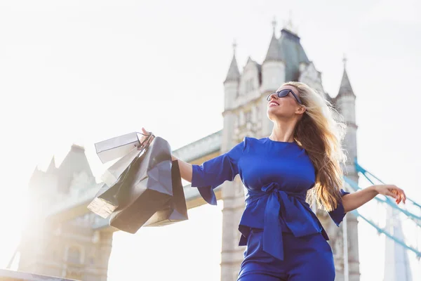 Porträt Der Glücklichen Schönen Jungen Blonden Frau Mit Sonnenbrille Die — Stockfoto