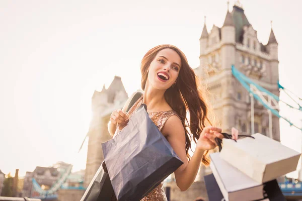 야외에 쇼핑백을 여자의 초상화 — 스톡 사진