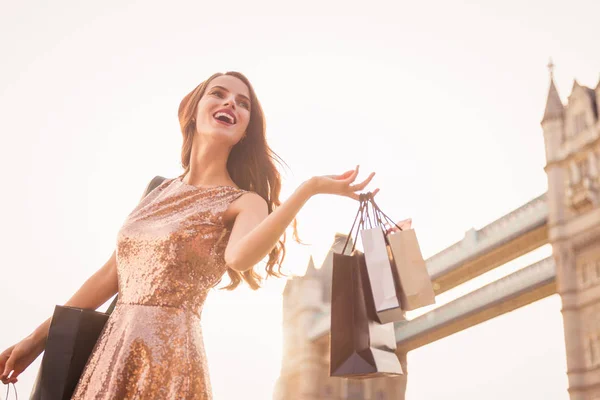 Joven Divina Sonriente Pie Aire Libre Sosteniendo Las Bolsas Compras — Foto de Stock