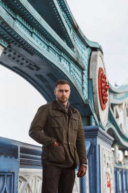 Köprüde duran yakışıklı genç adam