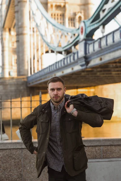橋の下に立って 袋を保持している若い男の肖像 — ストック写真