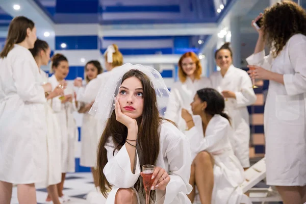 Attractive Bride Sitting Her Friends Hen Party Pool Holding Glass — Stock Photo, Image