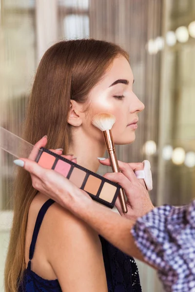 Sidovy Den Vackra Unga Kvinnan Vem Makeup Artisten Ansöker Rouge — Stockfoto