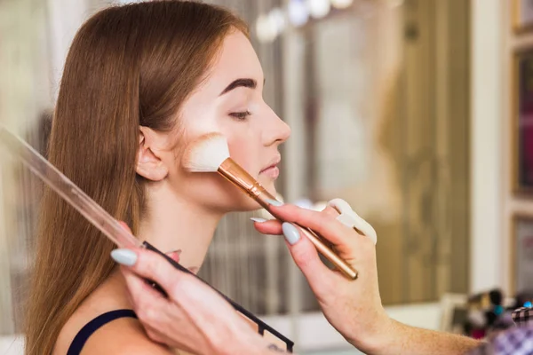 Side View Attractive Young Woman Whom Makeup Artist Applying Blush — Stock Photo, Image