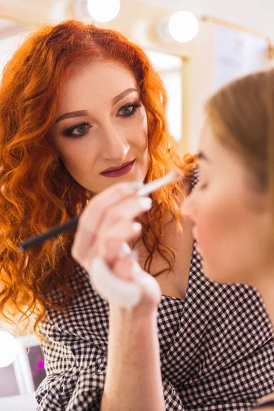 Närbild Makeup Artisten Som Gör Smink Till Vackra Unga Kvinnan — Stockfoto