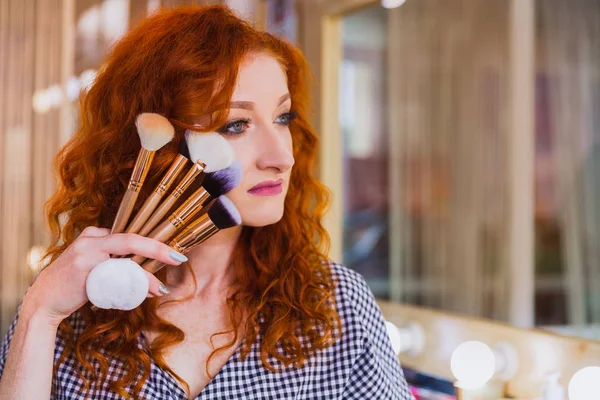 Porträtt Den Attraktiva Makeupartist Som Håller Makeup Borstarna Hand Nära — Stockfoto