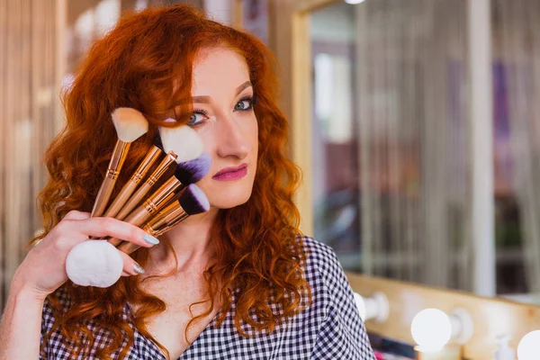 Porträtt Den Vackra Makeup Artist Som Håller Makeup Borstarna Hand — Stockfoto