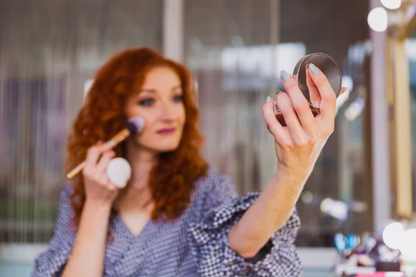 Hermosa Mujer Aplicando Rubor Interior — Foto de Stock