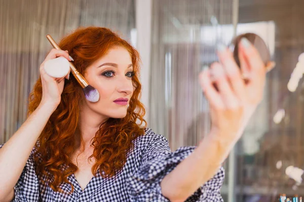 Retrato Del Artista Maquillaje Feliz Que Está Aplicando Rubor Por —  Fotos de Stock