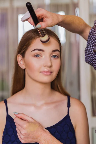 Den Makeup Artist Som Tillämpar Tonic Krämen Till Glada Unga — Stockfoto