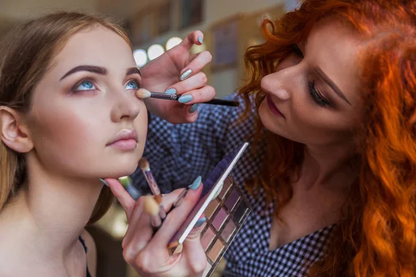 Närbild Makeup Artisten Tillämpa Ögonskuggan Till Vackra Unga Kvinnan Inomhus — Stockfoto