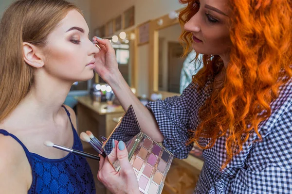 Sidovy Glad Makeup Artisten Som Tillämpar Ögonskuggan Till Den Unga — Stockfoto