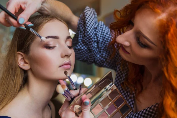 Närbild Makeup Artisten Tillämpa Ögonskugga Den Attraktiv Ung Kvinnan Inomhus — Stockfoto