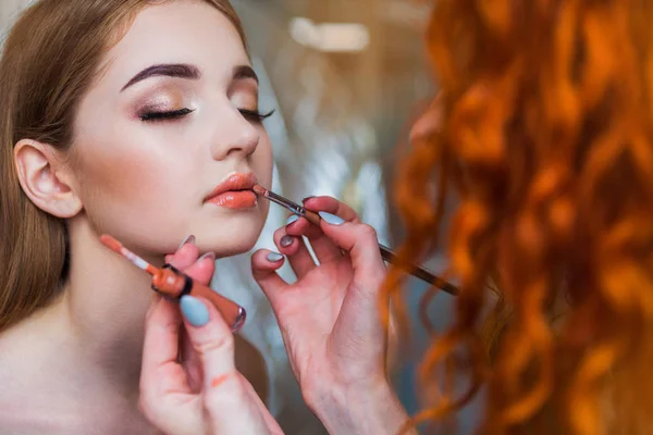 Närbild Makeupartist Tillämpa Läppglans Till Den Charmiga Unga Kvinnan Inomhus — Stockfoto