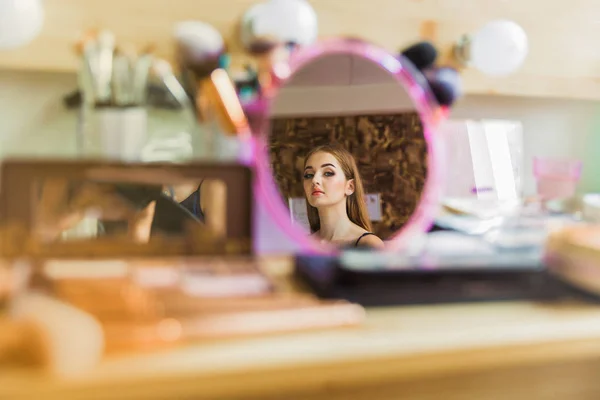 Hermosa Joven Mujer Mirando Espejo Maquillaje Interior — Foto de Stock