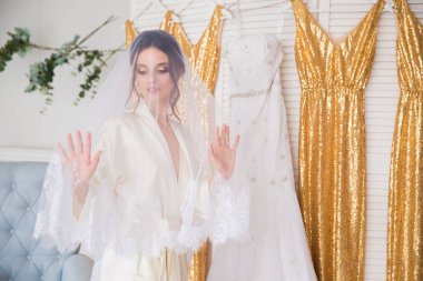 Güzel genç gelin duvak bir odada ayakta