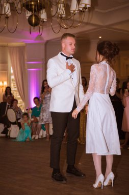 Restoranda ilk dans dans mutlu yeni evliler