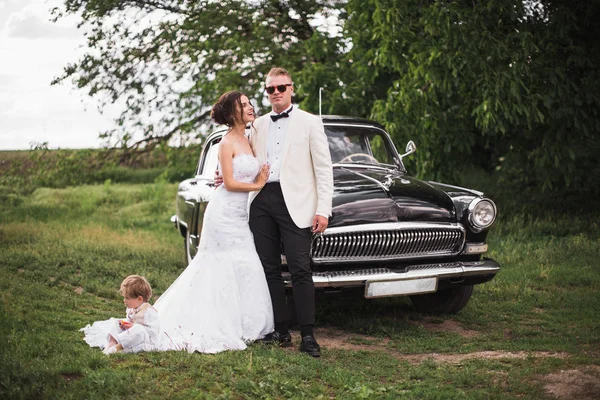 Šťastní Novomanželé Stojící Vedle Staré Auto Venkovní Malé Chlapce Který — Stock fotografie