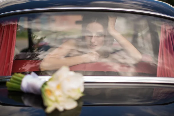 Gelukkige Mooie Bruid Zittend Auto Kijken Achterkant Raam — Stockfoto