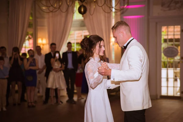 Los Recién Casados Felices Bailando Primer Baile Restaurante Sonriendo — Foto de Stock