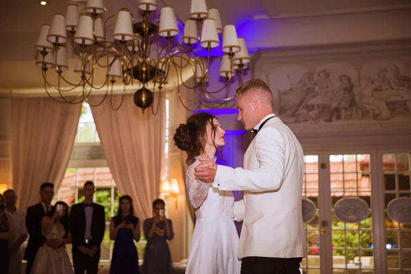 Das Glückliche Brautpaar Tanzt Den Ersten Tanz Restaurant — Stockfoto