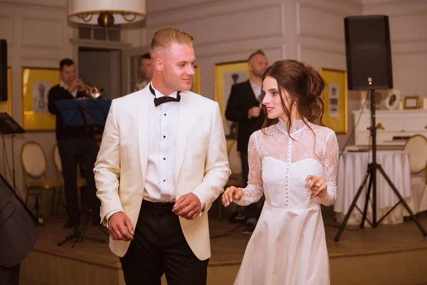 Recém Casados Felizes Dançando Restaurante — Fotografia de Stock