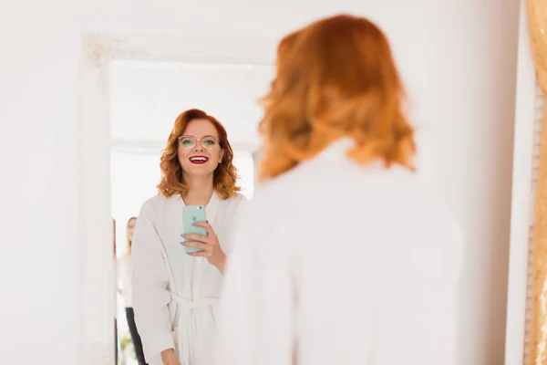 Glad Vacker Brudtärna Stående Klänning Framför Spegeln Och Gör Selfie — Stockfoto