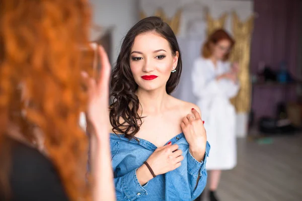 Una Mujer Fotografiando Atractiva Dama Honor Interior Del Teléfono —  Fotos de Stock