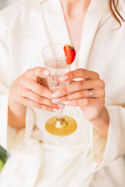 Close Uma Noiva Segurando Uma Taça Champanhe Com Morango Mãos — Fotografia de Stock