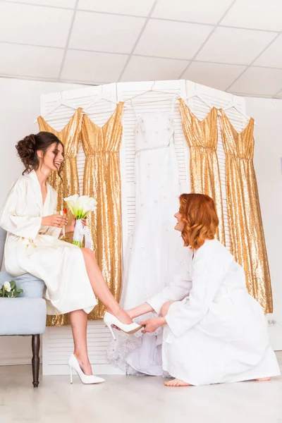 Gelukkige Jonge Bruidsmeisje Bij Het Dragen Van Schoenen Aan Prachtige — Stockfoto