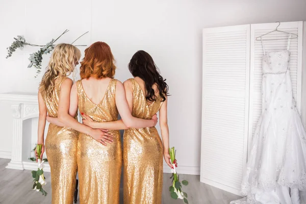 Achteraanzicht Van Gelukkig Bruidsmeisjes Die Staan Omhelzing Samen Binnen — Stockfoto