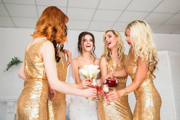 Beautiful Smiling Bride Standing Her Happy Attractive Bridesmaids Indoor Drinking — Stock Photo, Image