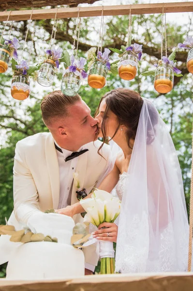 Feliz Recém Casados Cortando Bolo Beijando Livre — Fotografia de Stock