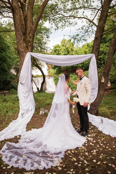 Feliz Recién Casados Pie Cara Cara Aire Libre Cerca Del —  Fotos de Stock