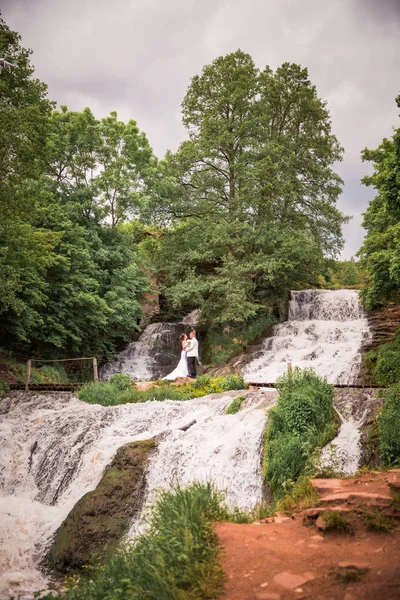 Feliz Recém Casados Abraço Cara Cara Perto Uma Cachoeira — Fotografia de Stock