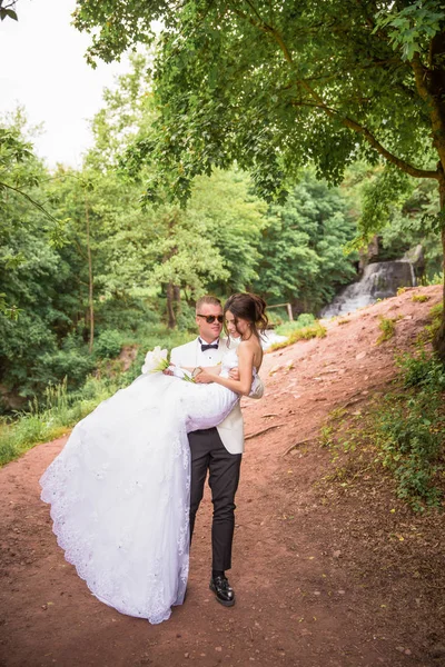 屋外に立っていると 腕の中で 花嫁を持って幸せな婚約者 — ストック写真