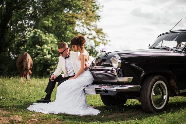 Feliz Recém Casados Juntos Pára Choques Carro Velho Livre Perto — Fotografia de Stock