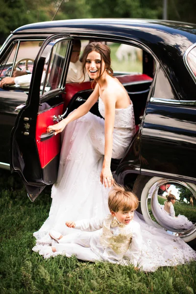 Pasgetrouwden Van Het Elegante Mooi Zittend Oude Auto Een Kleine — Stockfoto