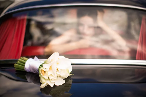 Close Het Boeket Van Bloemen Auto — Stockfoto