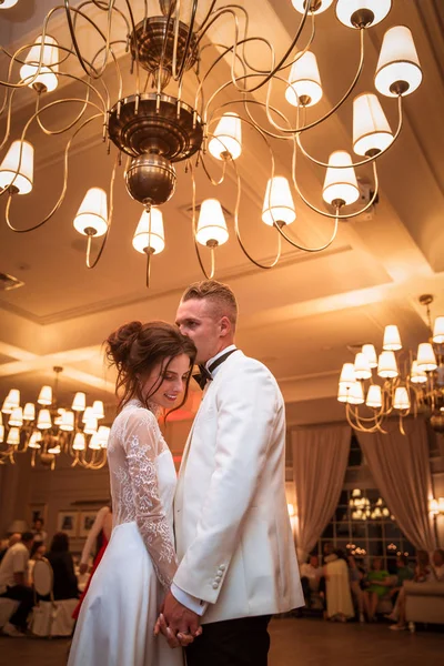 Glücklich Verlobter Küsst Eine Schöne Braut Restaurant — Stockfoto